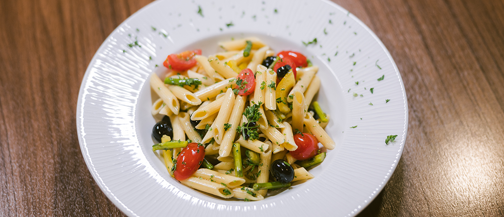 Fresh, resident‑choice meal options at Ohio Living Ganzhorn Suites in Powell, Ohio, offering dietitian‑supported nutrition for dementia and Alzheimer’s memory care residents.